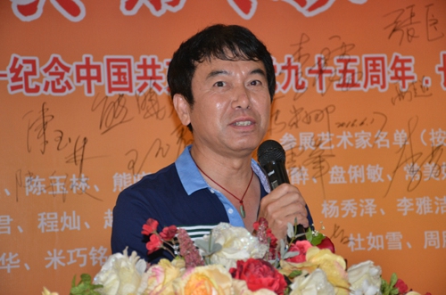 策展人李巖發(fā)言 黨旗飄揚(yáng).長征路上中國畫名家作品邀請(qǐng)展(第二回學(xué)院派)盛大開幕