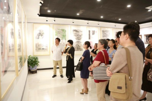 民建中央領(lǐng)導(dǎo)前來觀看黨旗飄揚(yáng)長征路上中國畫名家作品邀請(qǐng)展 黨旗飄揚(yáng).長征路上中國畫名家作品邀請(qǐng)展(第二回學(xué)院派)盛大開幕